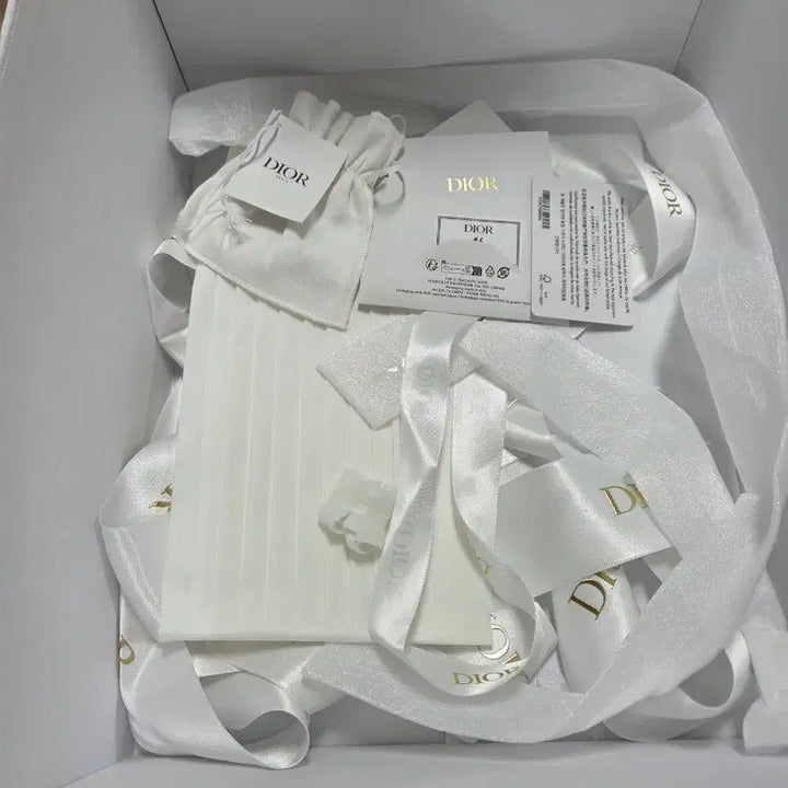 [BUNJANG] DIOR White Gift Box / DIOR 디올 화이트 선물 상자(의류)