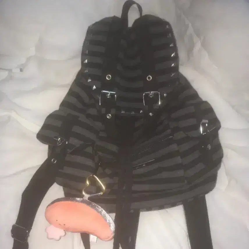 [BUNJANG] Chicks Stripe Stud Pocket Backpack (Black) / 키링 무료+칙스 스트라이프 스터드 포켓 백팩(블랙)
