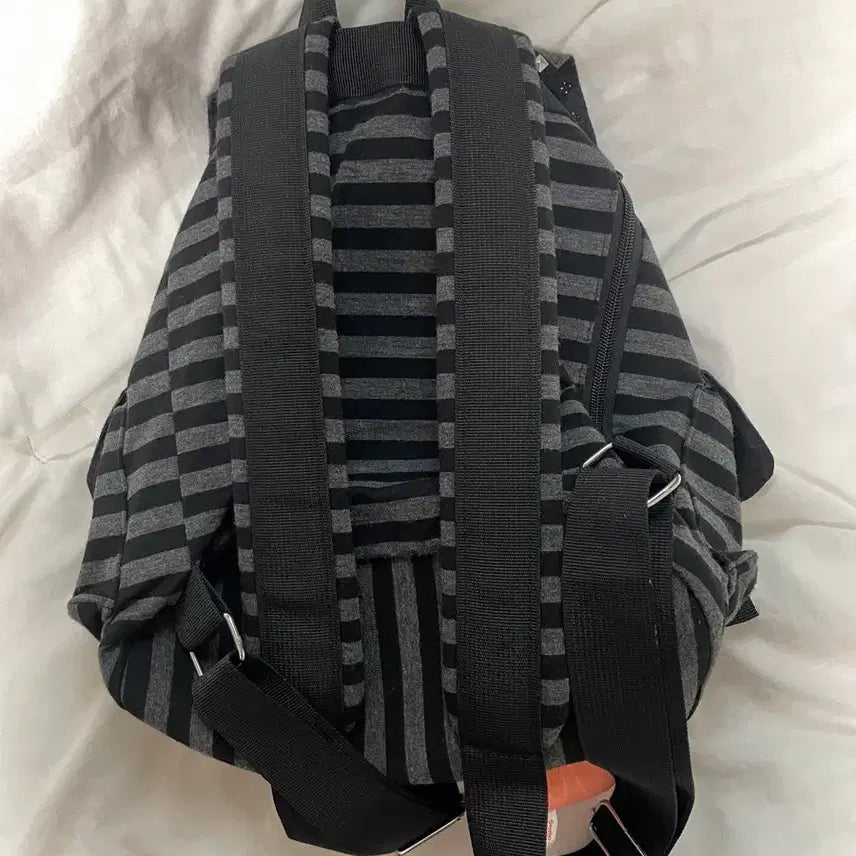 [BUNJANG] Chicks Stripe Stud Pocket Backpack (Black) / 키링 무료+칙스 스트라이프 스터드 포켓 백팩(블랙)
