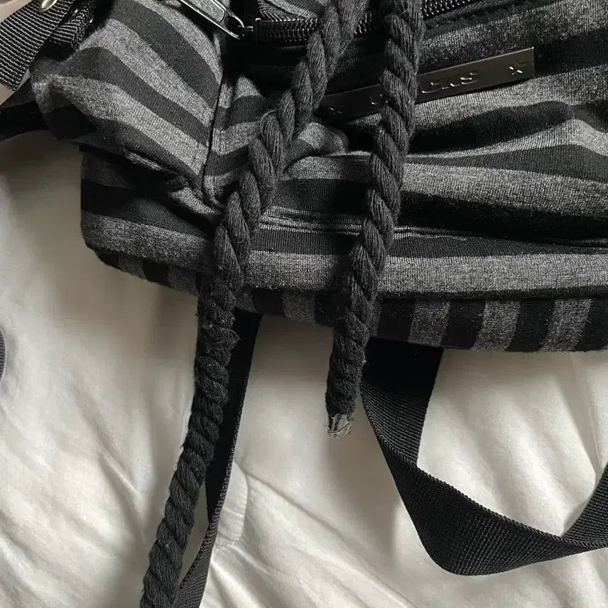 [BUNJANG] Chicks Stripe Stud Pocket Backpack (Black) / 키링 무료+칙스 스트라이프 스터드 포켓 백팩(블랙)