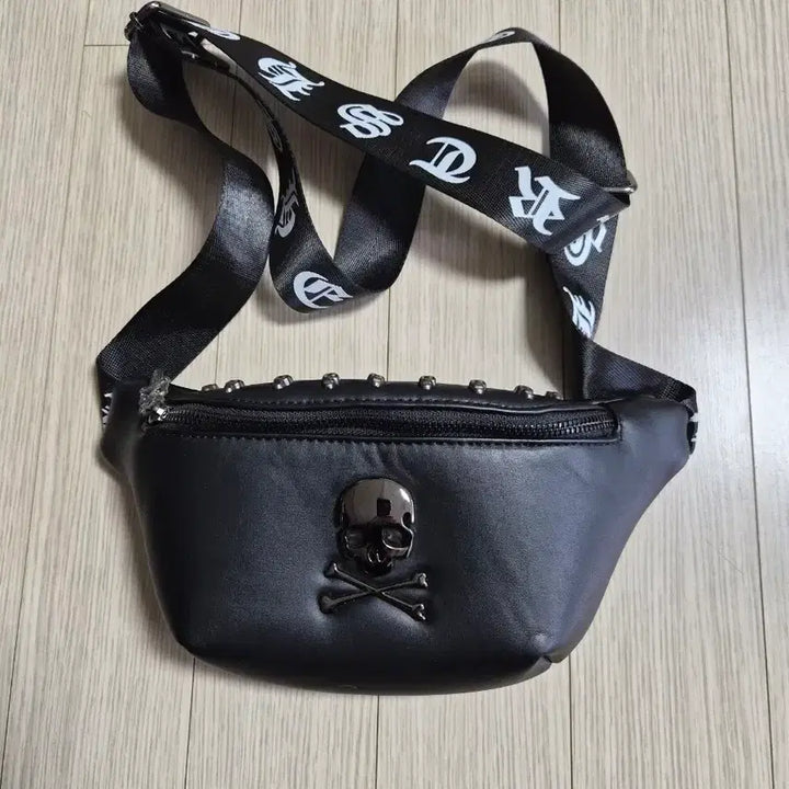 [BUNJANG] Black Skull Print Hip Sack Belt Bag / 블랙 해골 스컬 프린팅 힙색 벨트백