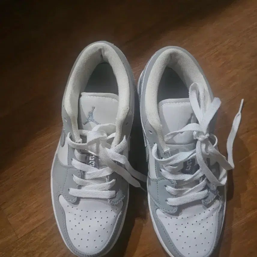 [BUNJANG] Nike Air Jordan Low Grey/White Sneakers / 나이키 에어 조던 로우 그레이/화이트 235