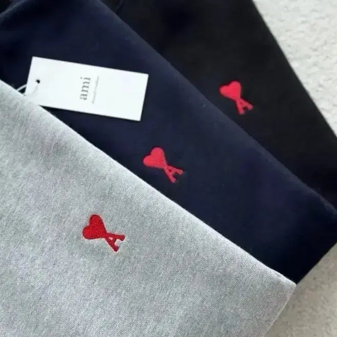 [BUNJANG] Ami Small Heart Logo Sweatshirt / 아미 스몰 하트 로고 맨투맨