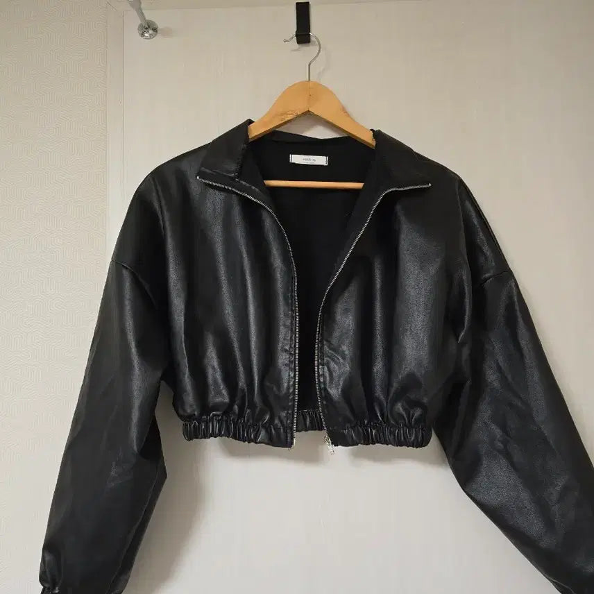 [BUNJANG] Miss Hong Crop Short Faux Leather Jacket / 크롭 숏 레더 가죽 자켓 ( 프리)