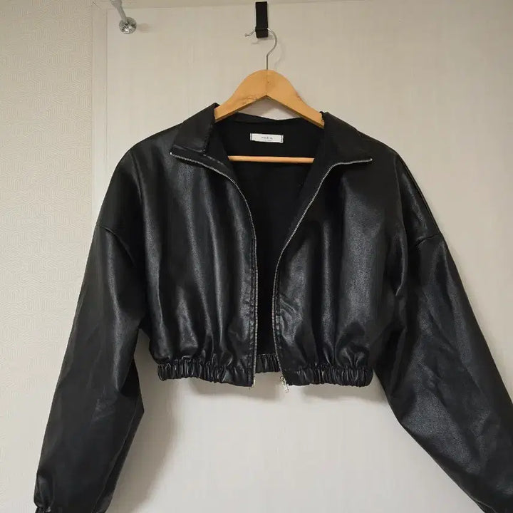 [BUNJANG] Miss Hong Crop Short Faux Leather Jacket / 크롭 숏 레더 가죽 자켓 ( 프리)