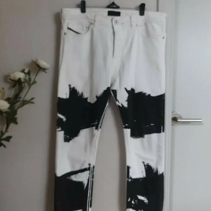[BUNJANG] DIESEL Black Gold White Painted Jeans (Size 33-34) / N  DIESEL 디젤 흰/검  페인팅 새옷 33