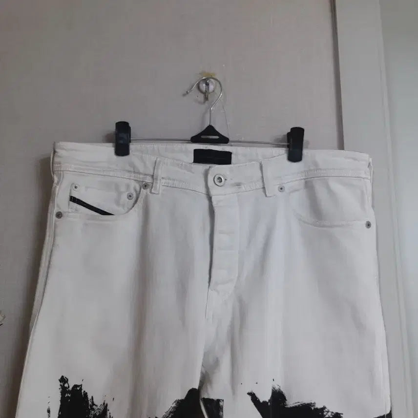 [BUNJANG] DIESEL Black Gold White Painted Jeans (Size 33-34) / N  DIESEL 디젤 흰/검  페인팅 새옷 33
