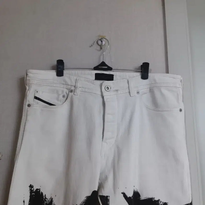 [BUNJANG] DIESEL Black Gold White Painted Jeans (Size 33-34) / N  DIESEL 디젤 흰/검  페인팅 새옷 33
