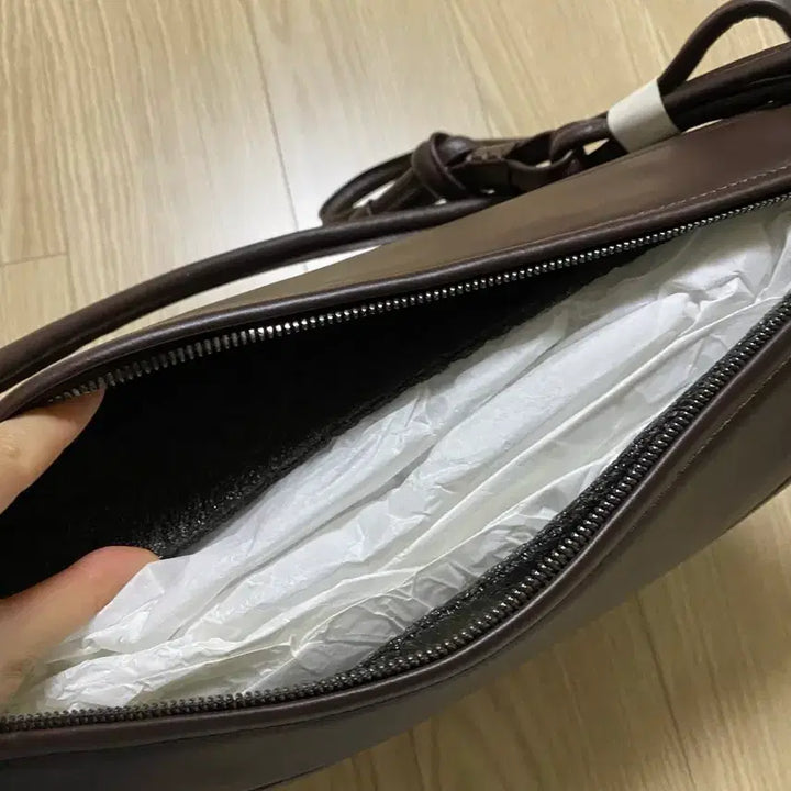 [BUNJANG] Archivépke Large Fling Bag (Brown) / 아카이브앱크 라지 플링백 (브라운)