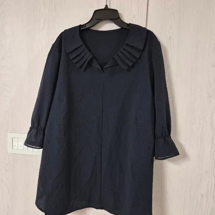 [BUNJANG] ODV Navy Blouse with Pearl Detail / 깔끔한 네이비 색상의 ODV 블라우스