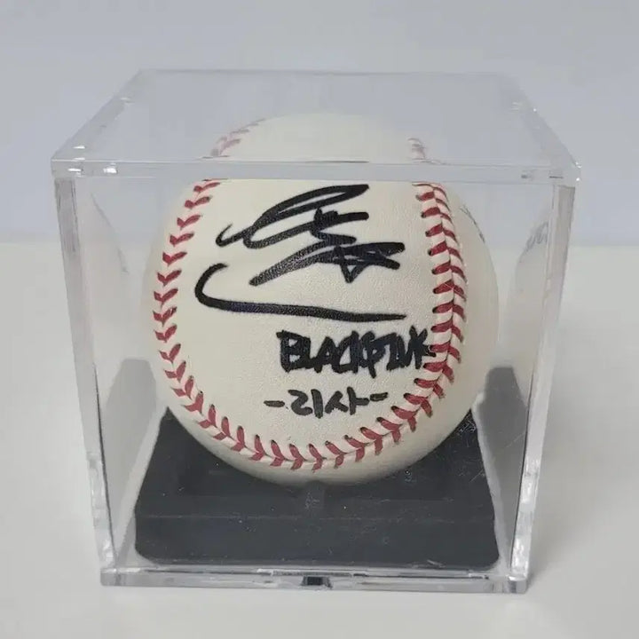 [BUNJANG] BLACKPINK Lisa Signed Baseball / 블랙핑크 BLACKPINK 리사 LISA 싸인볼