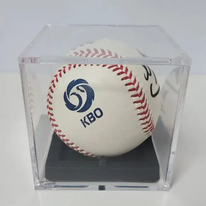 [BUNJANG] BLACKPINK Lisa Signed Baseball / 블랙핑크 BLACKPINK 리사 LISA 싸인볼