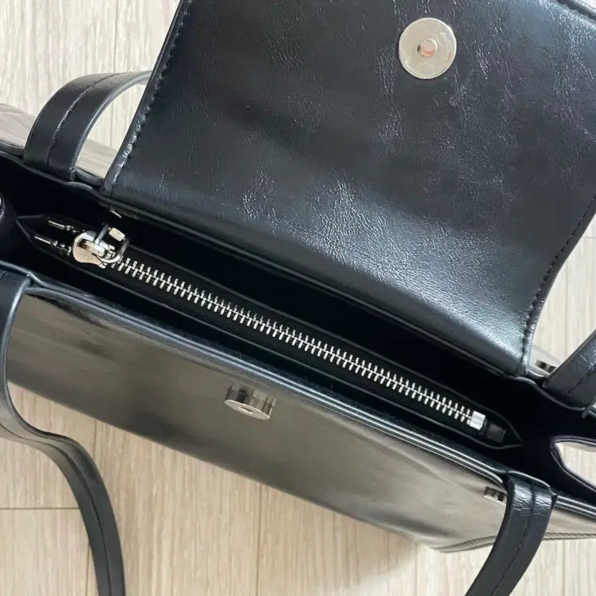 [BUNJANG] Ledery Bolt Square Shoulder Bag Black / 레더리 볼티드 스퀘어 숄더백 블랙