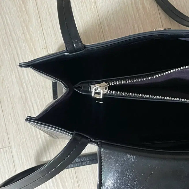 [BUNJANG] Ledery Bolt Square Shoulder Bag Black / 레더리 볼티드 스퀘어 숄더백 블랙