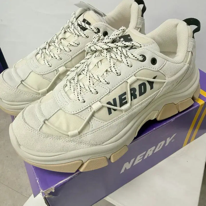 [SOLD OUT] 널디(NERDY) 젤리그 볼드 LT (크림/270)