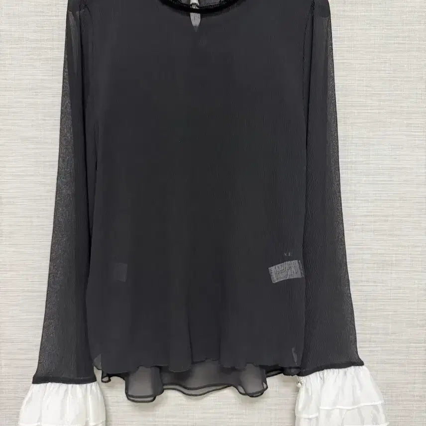 [SOLD OUT] 한섬 마인 블랙 시스루 프릴 소매 블라우스 55사이즈