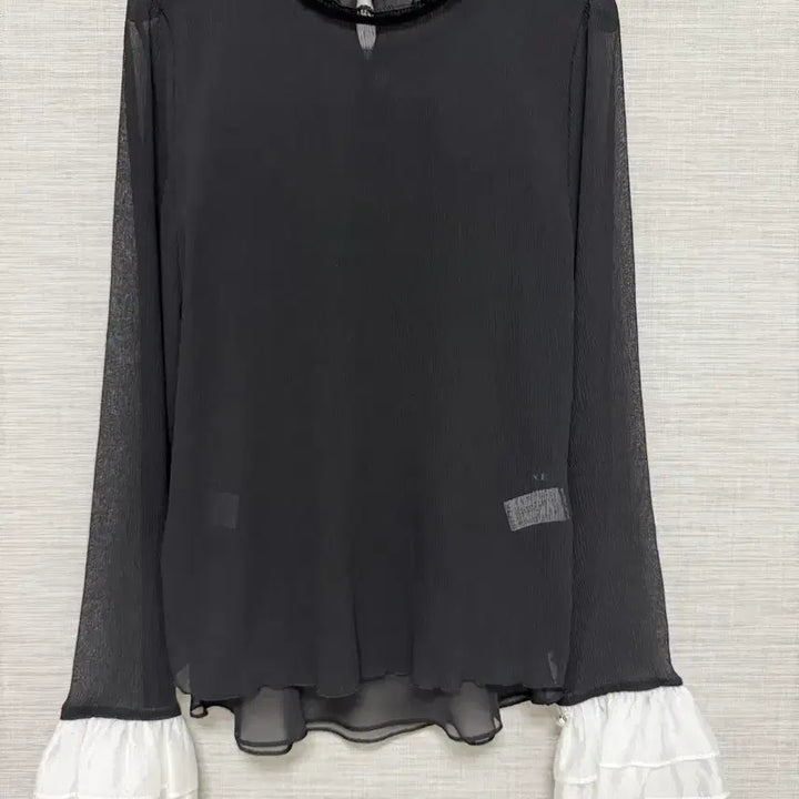 [SOLD OUT] 한섬 마인 블랙 시스루 프릴 소매 블라우스 55사이즈
