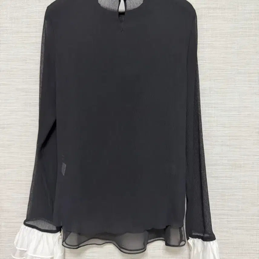 [SOLD OUT] 한섬 마인 블랙 시스루 프릴 소매 블라우스 55사이즈