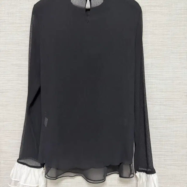 [SOLD OUT] 한섬 마인 블랙 시스루 프릴 소매 블라우스 55사이즈