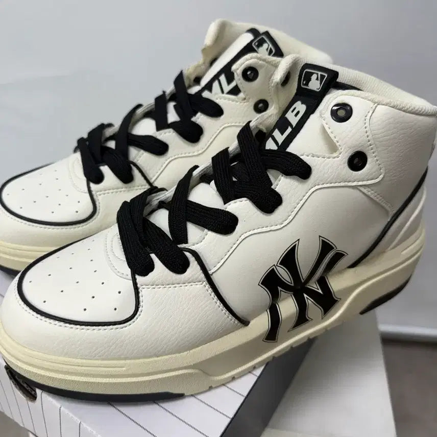 [BUNJANG] MLB Chunky Liner High New York Yankees Sneakers / MLB 청키 라이너 하이 뉴욕 양키스 (3ASXCB12N)