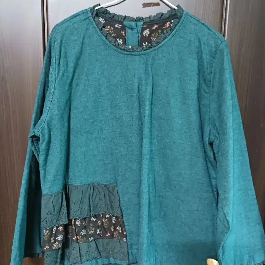 [BUNJANG] Emerald Green Floral Layered Long Sleeve T-shirt / 에메랄드 그린 꽃무늬 레이어드 긴팔 티셔츠