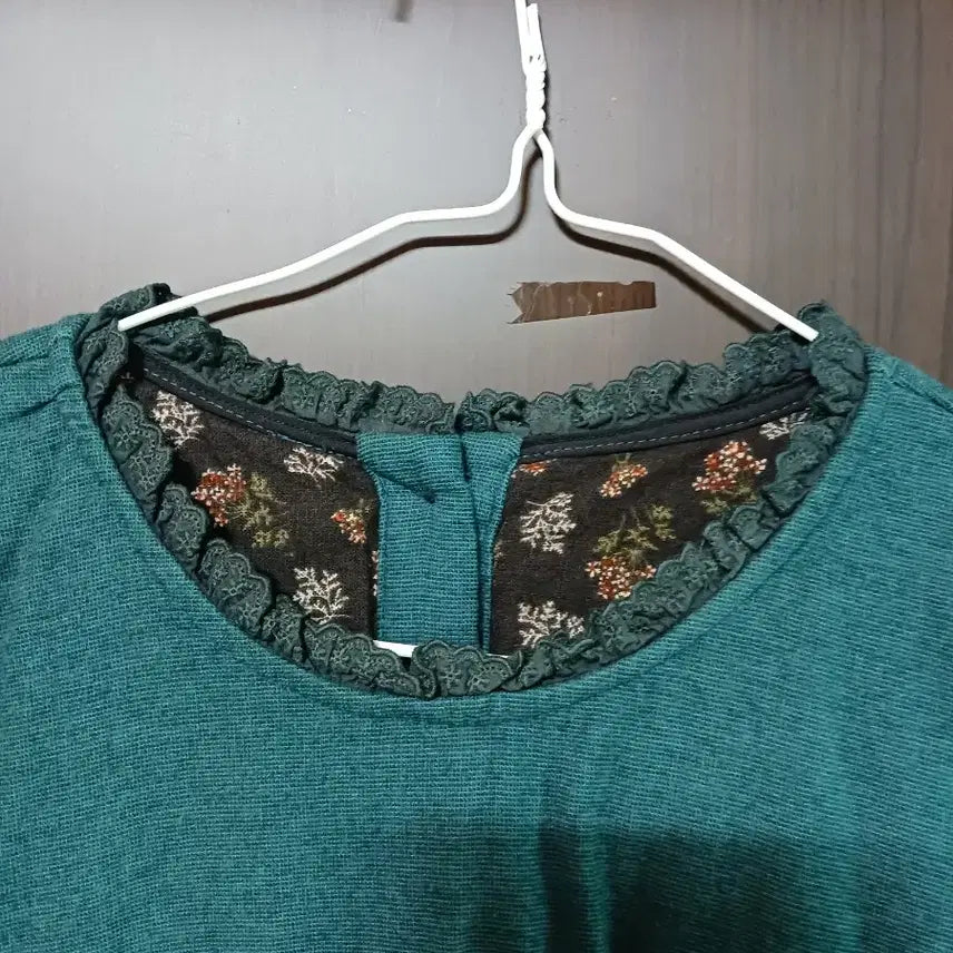[BUNJANG] Emerald Green Floral Layered Long Sleeve T-shirt / 에메랄드 그린 꽃무늬 레이어드 긴팔 티셔츠