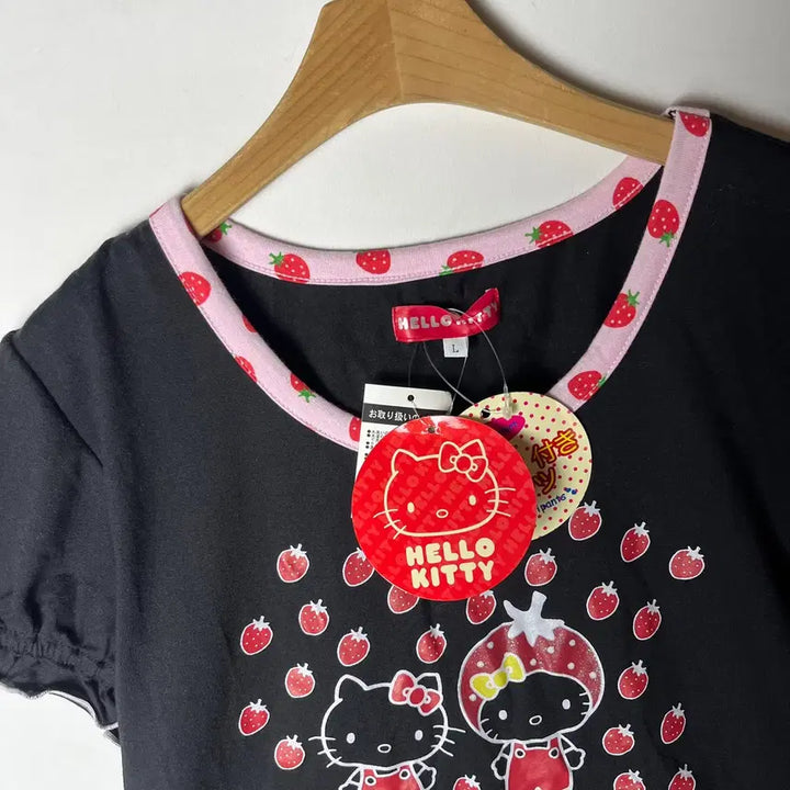 [BUNJANG] Hello Kitty Strawberry Ringer T-Shirt / [Hello Kitty] 헬로키티 딸기 링거티셔츠 (새상품)