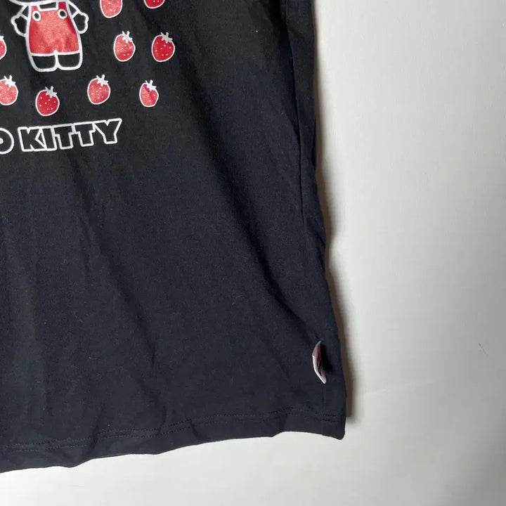 [BUNJANG] Hello Kitty Strawberry Ringer T-Shirt / [Hello Kitty] 헬로키티 딸기 링거티셔츠 (새상품)