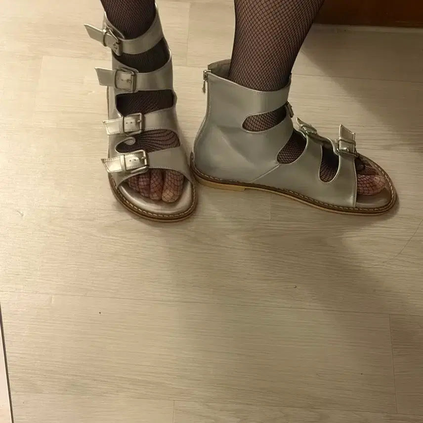[BUNJANG] Silver Belt Gladiator Sandals (Size 235) / 실버 밸트 샌들 글래디에이터 235