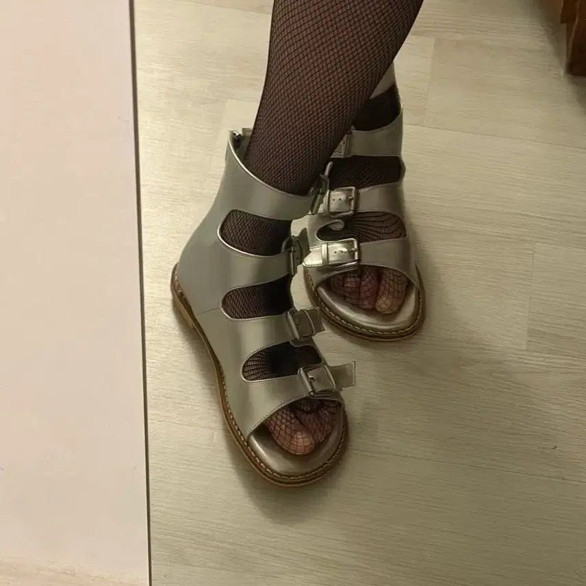 [BUNJANG] Silver Belt Gladiator Sandals (Size 235) / 실버 밸트 샌들 글래디에이터 235