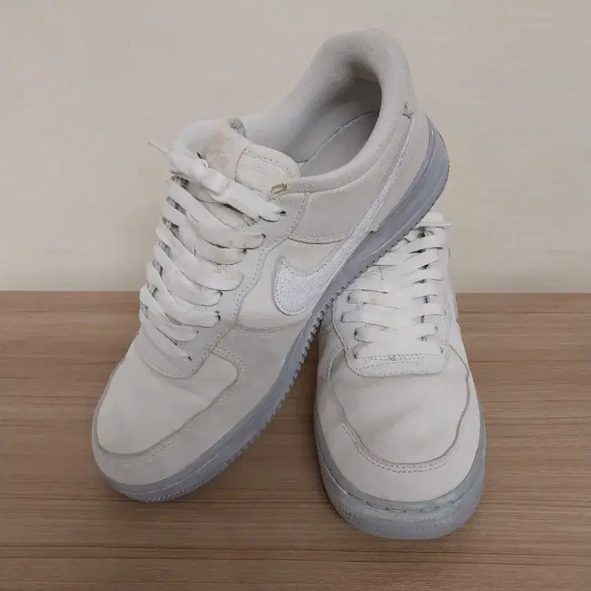 [SOLD OUT] 남성 나이키 에어포스1 07 LV8 EMB 운동화 (265)