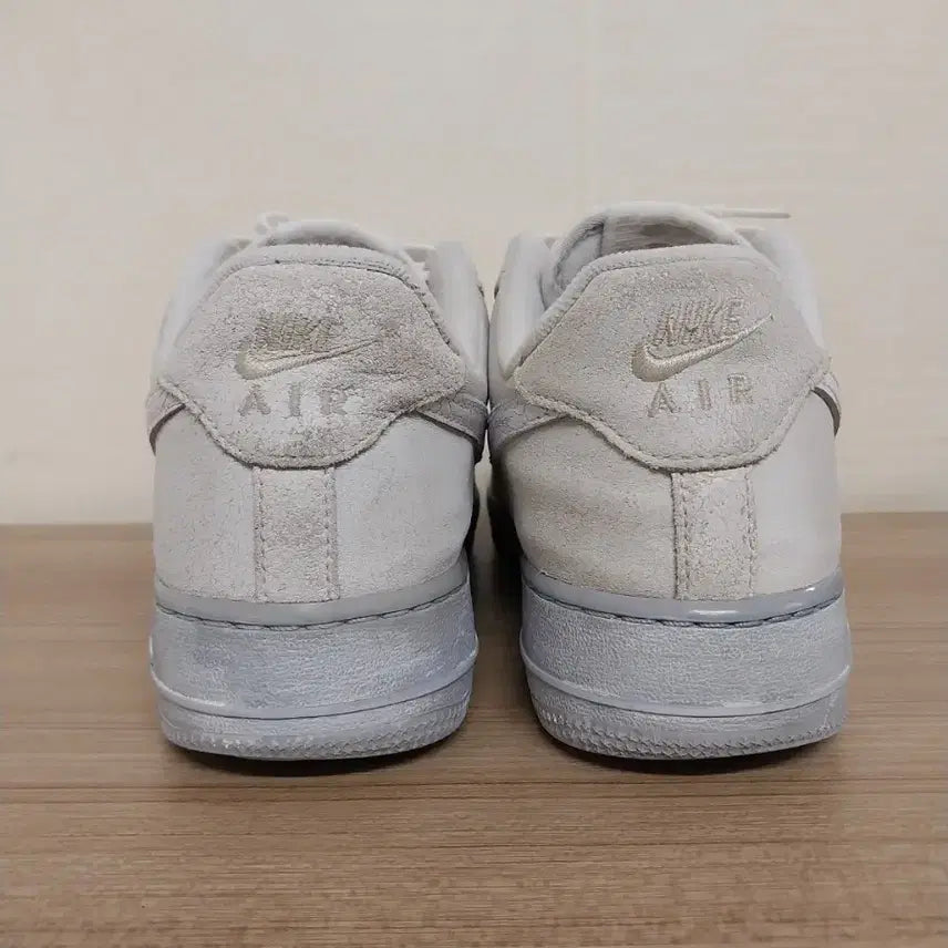 [SOLD OUT] 남성 나이키 에어포스1 07 LV8 EMB 운동화 (265)