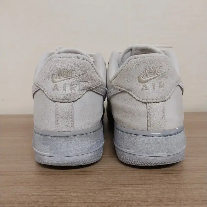 [SOLD OUT] 남성 나이키 에어포스1 07 LV8 EMB 운동화 (265)