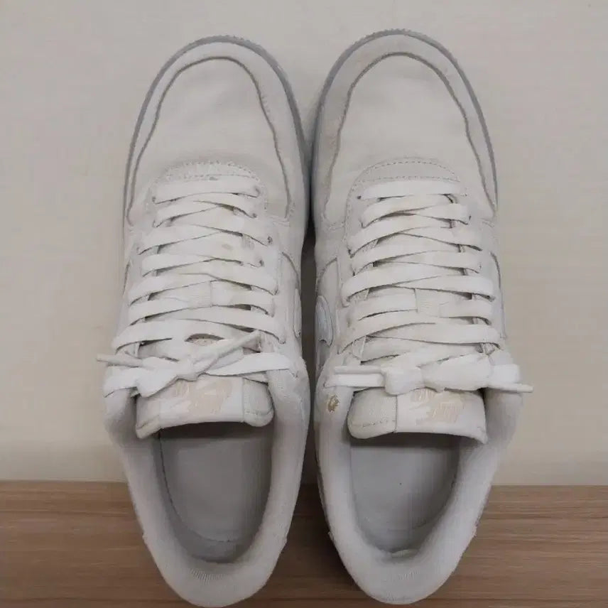 [SOLD OUT] 남성 나이키 에어포스1 07 LV8 EMB 운동화 (265)