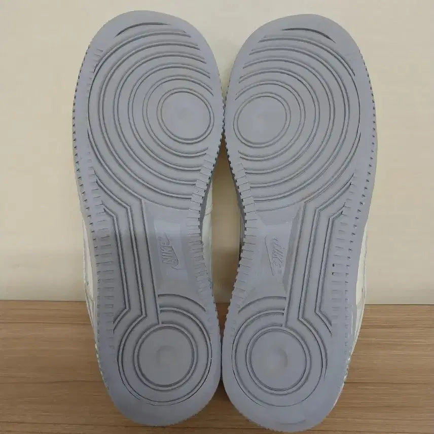[SOLD OUT] 남성 나이키 에어포스1 07 LV8 EMB 운동화 (265)