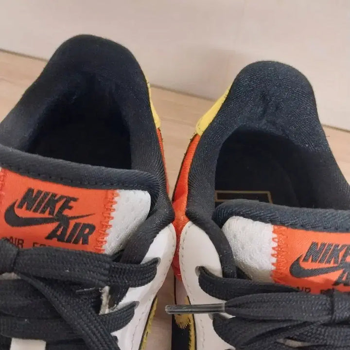 [SOLD OUT] 남성 나이키 에어포스1 07 LV8 스니커즈, 운동화 (275)