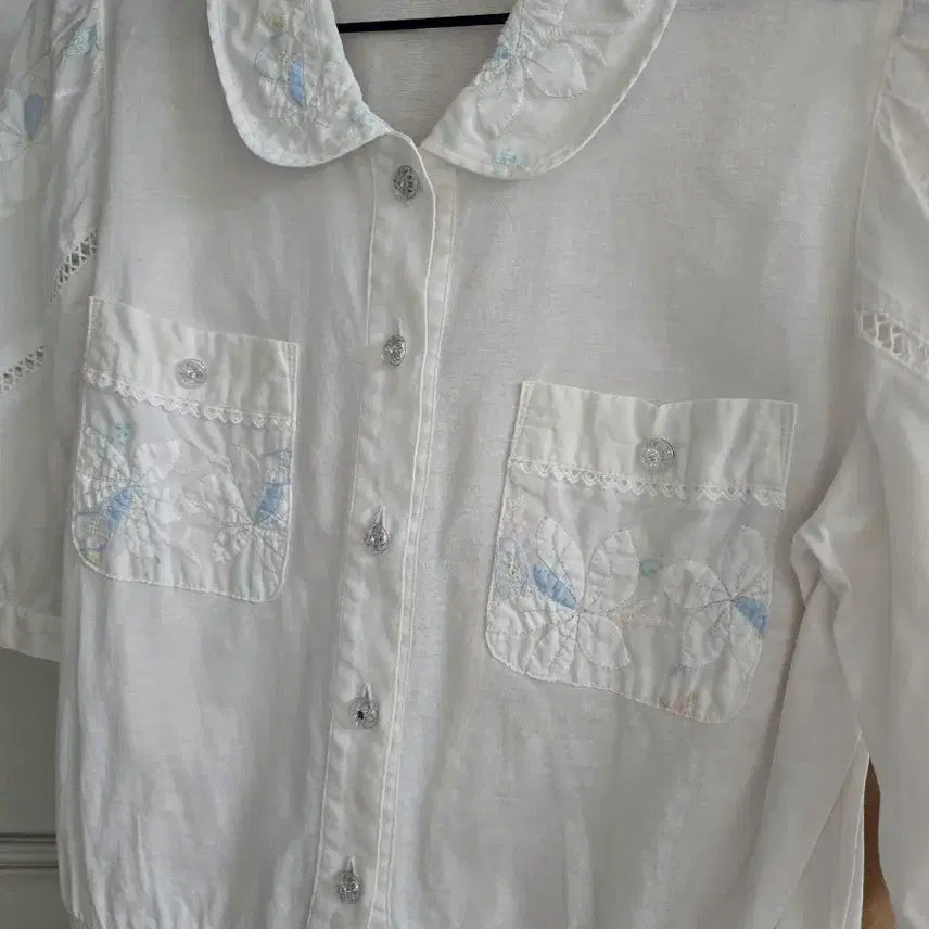 [BUNJANG] Vintage White Cotton Applique Embroidery Blouse / 소장가치 화이트빈티지 면 블라우스 아플리케자수 반팔 셔츠