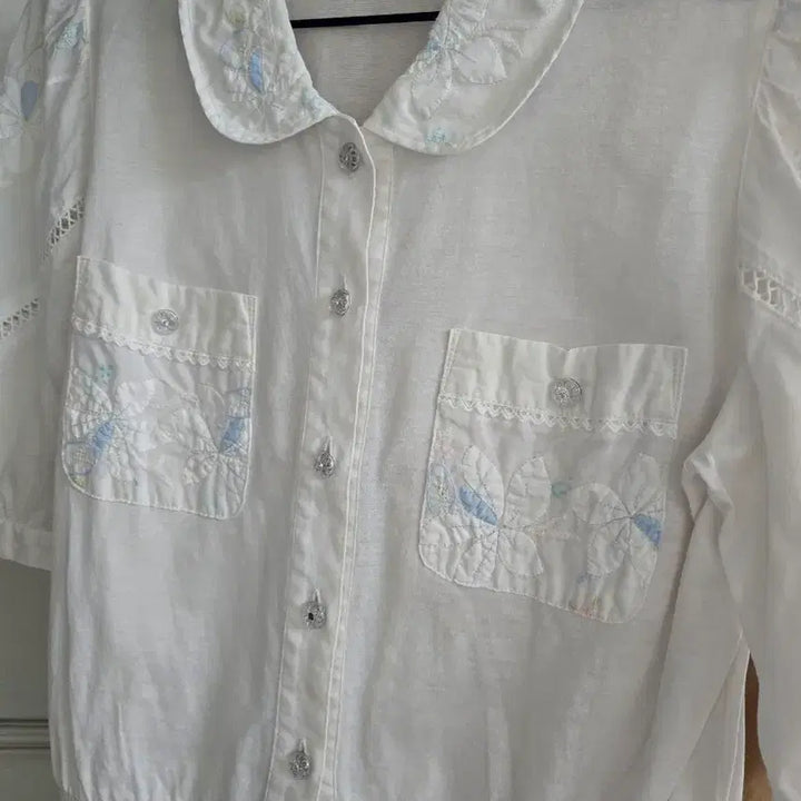 [BUNJANG] Vintage White Cotton Applique Embroidery Blouse / 소장가치 화이트빈티지 면 블라우스 아플리케자수 반팔 셔츠