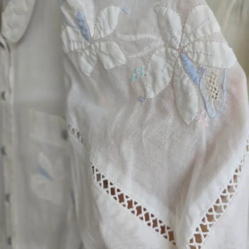 [BUNJANG] Vintage White Cotton Applique Embroidery Blouse / 소장가치 화이트빈티지 면 블라우스 아플리케자수 반팔 셔츠