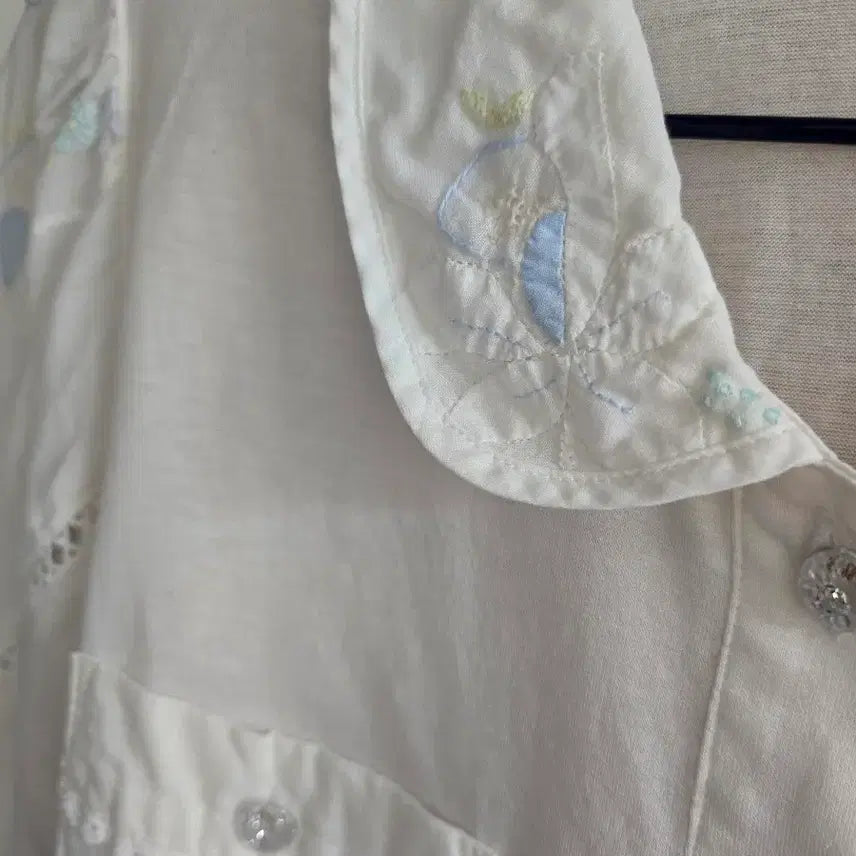 [BUNJANG] Vintage White Cotton Applique Embroidery Blouse / 소장가치 화이트빈티지 면 블라우스 아플리케자수 반팔 셔츠