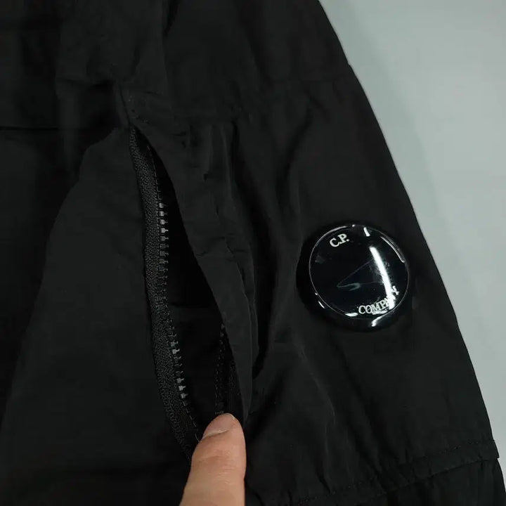 [SOLD OUT] C.P COMPANY 씨피컴퍼니 블랙 렌즈패치 포포켓 투웨이지퍼 CHRO