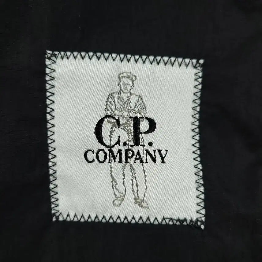 [SOLD OUT] C.P COMPANY 씨피컴퍼니 블랙 렌즈패치 포포켓 투웨이지퍼 CHRO