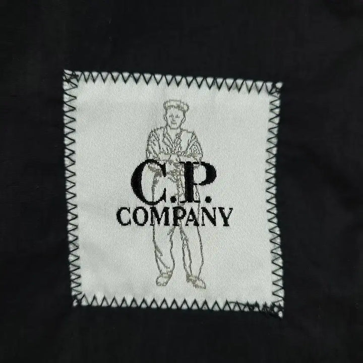[SOLD OUT] C.P COMPANY 씨피컴퍼니 블랙 렌즈패치 포포켓 투웨이지퍼 CHRO