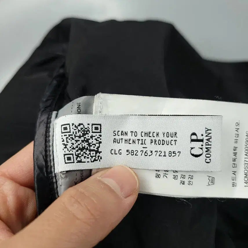 [SOLD OUT] C.P COMPANY 씨피컴퍼니 블랙 렌즈패치 포포켓 투웨이지퍼 CHRO
