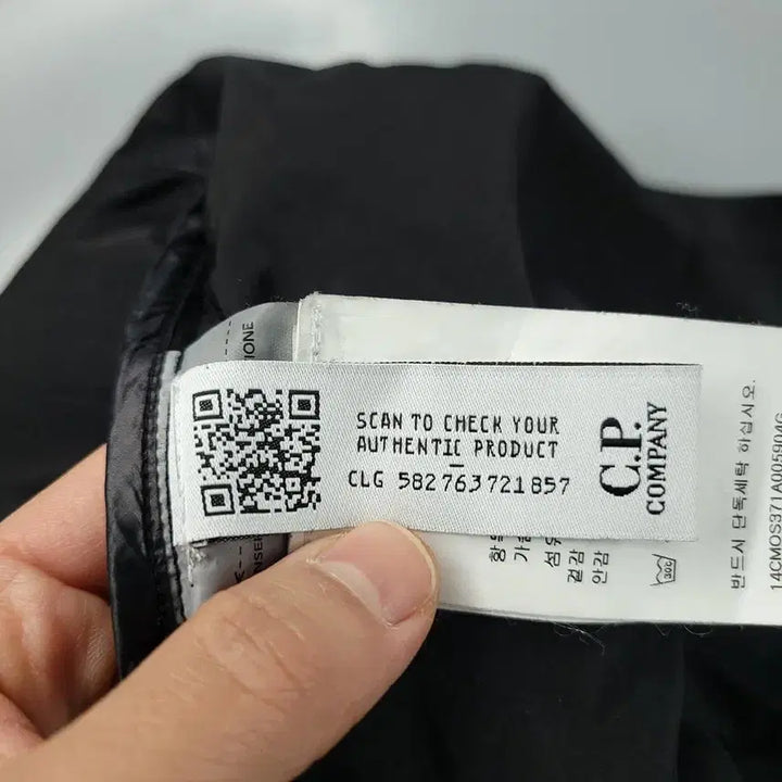[SOLD OUT] C.P COMPANY 씨피컴퍼니 블랙 렌즈패치 포포켓 투웨이지퍼 CHRO