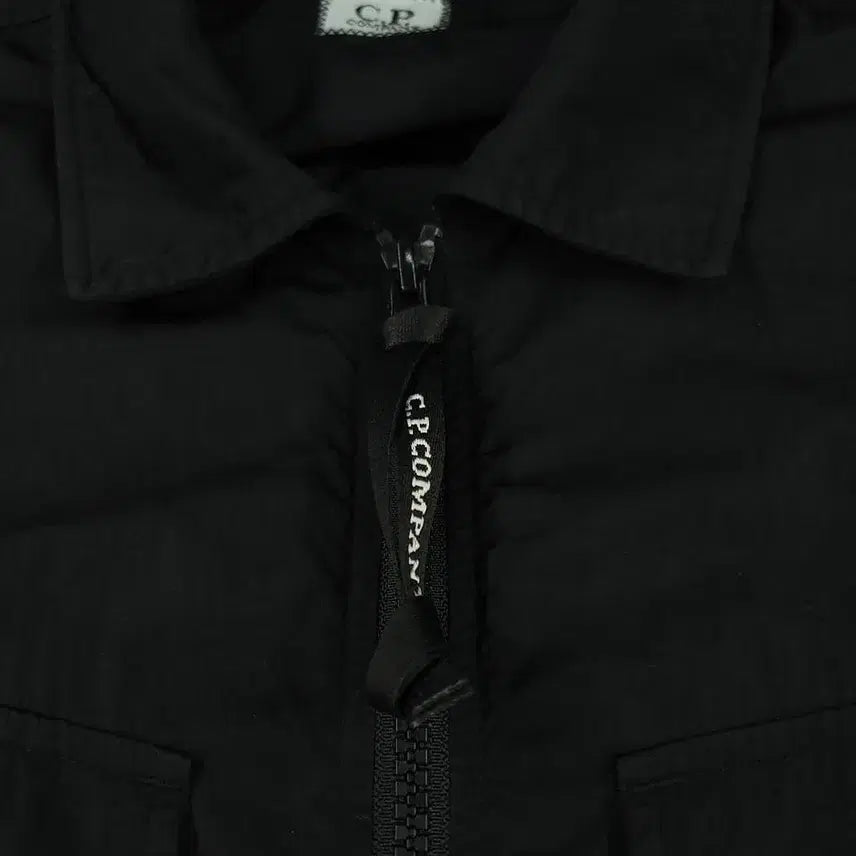 [SOLD OUT] C.P COMPANY 씨피컴퍼니 블랙 렌즈패치 포포켓 투웨이지퍼 CHRO