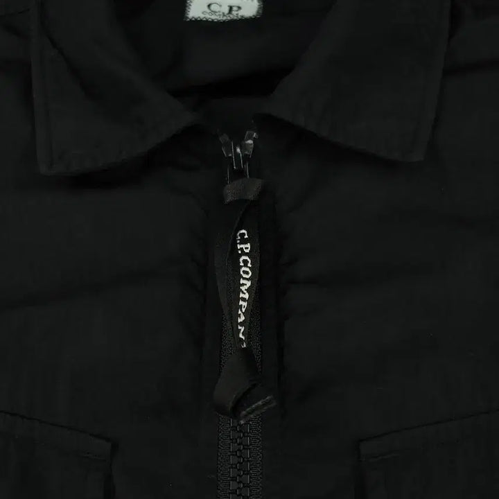 [SOLD OUT] C.P COMPANY 씨피컴퍼니 블랙 렌즈패치 포포켓 투웨이지퍼 CHRO