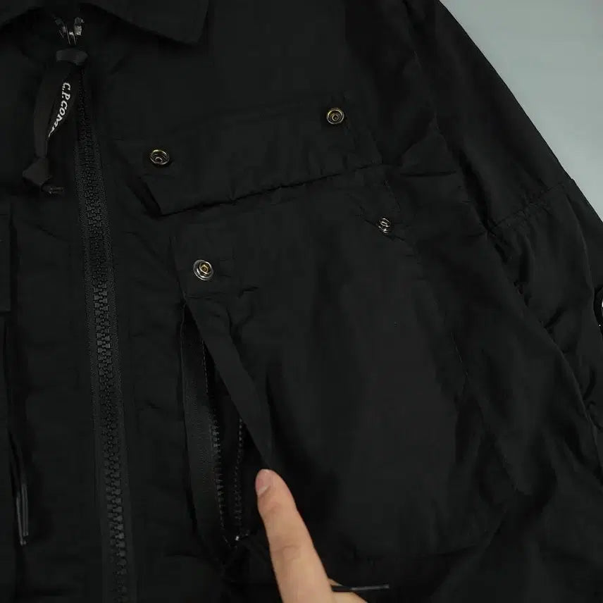 [SOLD OUT] C.P COMPANY 씨피컴퍼니 블랙 렌즈패치 포포켓 투웨이지퍼 CHRO