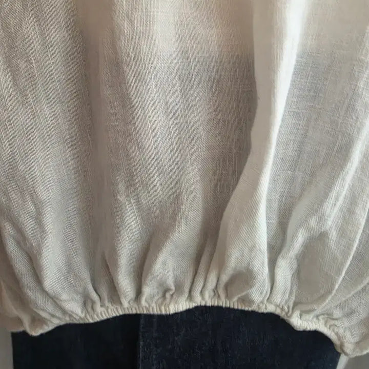 [SOLD OUT] ZARA 오프화이트 린넨 프릴 넥 블라우스 (free)