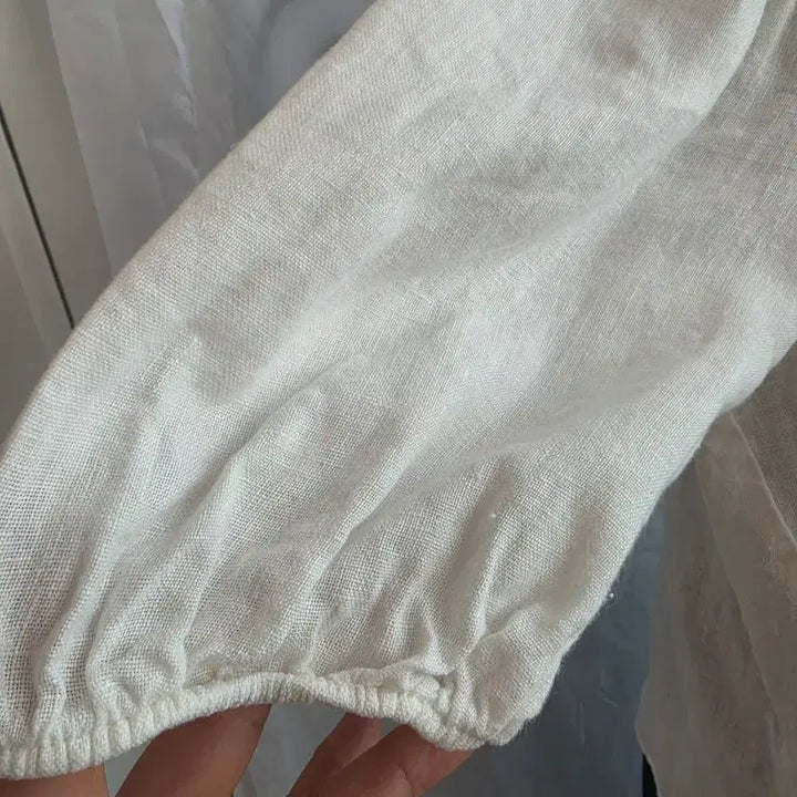 [SOLD OUT] ZARA 오프화이트 린넨 프릴 넥 블라우스 (free)